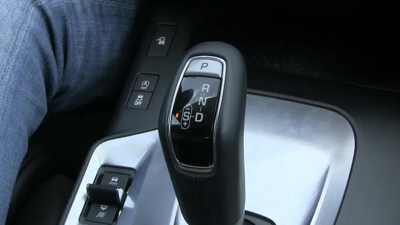 Il cambio automatico come funziona: leva con P, R, N, D e S. Pulsanti per modalità di guida e controllo stabilità.