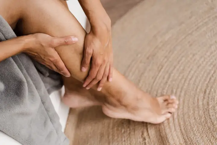 Bruciore alle gambe - cause e segnali da non ignorare